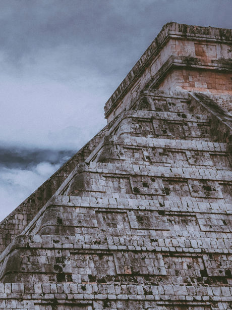 Blick auf die imposante Pyramide von Chichén Itzá, mit dunklen Wolken