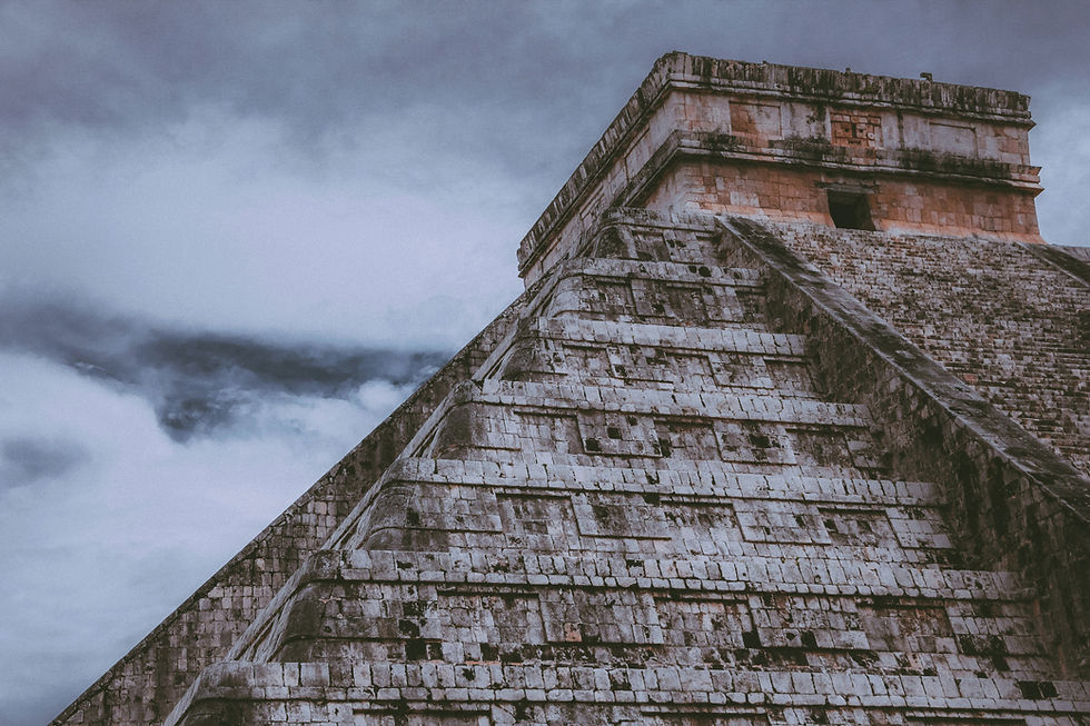 Pyramide von Chichén Itzá bei Wolken – historisches Weltkulturerbe in Mexiko