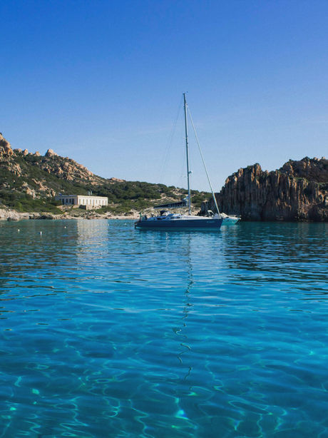 Segelboot vor Anker im klaren Wasser von La Maddalena in Sardinien