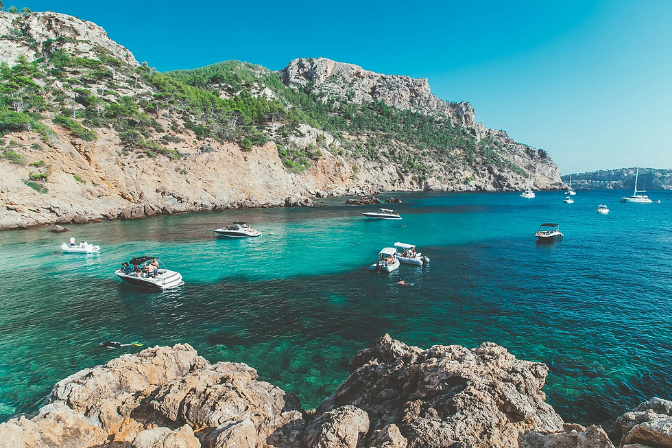 Familienfreundliche Badebucht auf Mallorca mit glasklarem Wasser und mediterraner Küste
