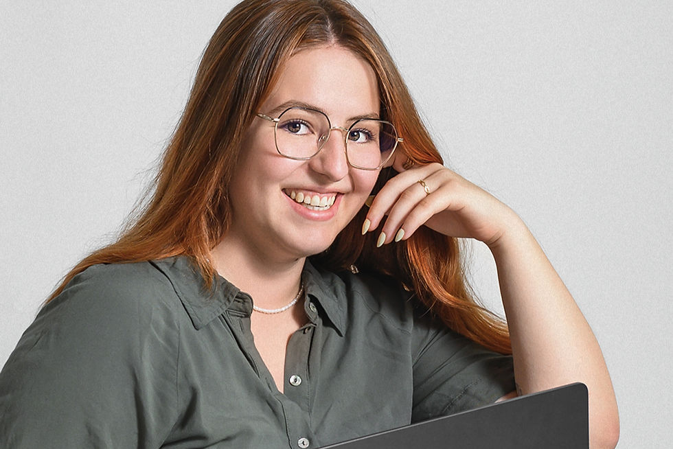 Elena von Adore Weddings bei der Arbeit am Laptop