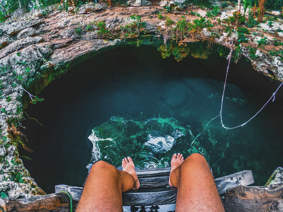 Beine baumeln lassen über einer Cenote in Yucatan