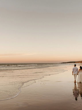 Hochzeitspaar am Strand in den Flitterwochen bei Sonnenuntergang