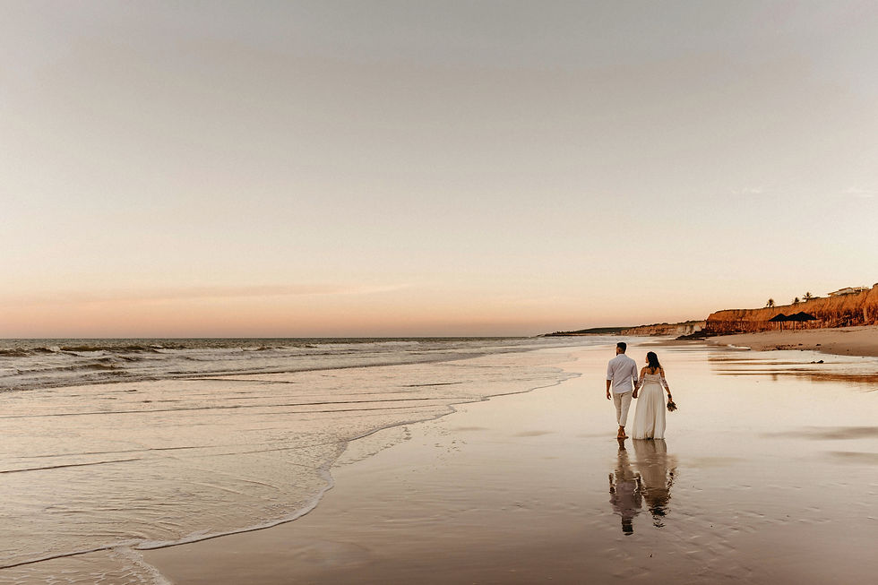 Hochzeitspaar am Strand in den Flitterwochen bei Sonnenuntergang