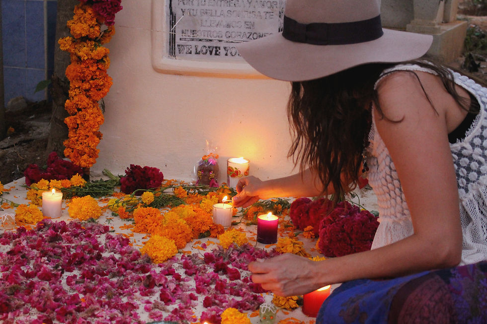 Mexikanerin zündet Kerzen an für Dia de los Muertos