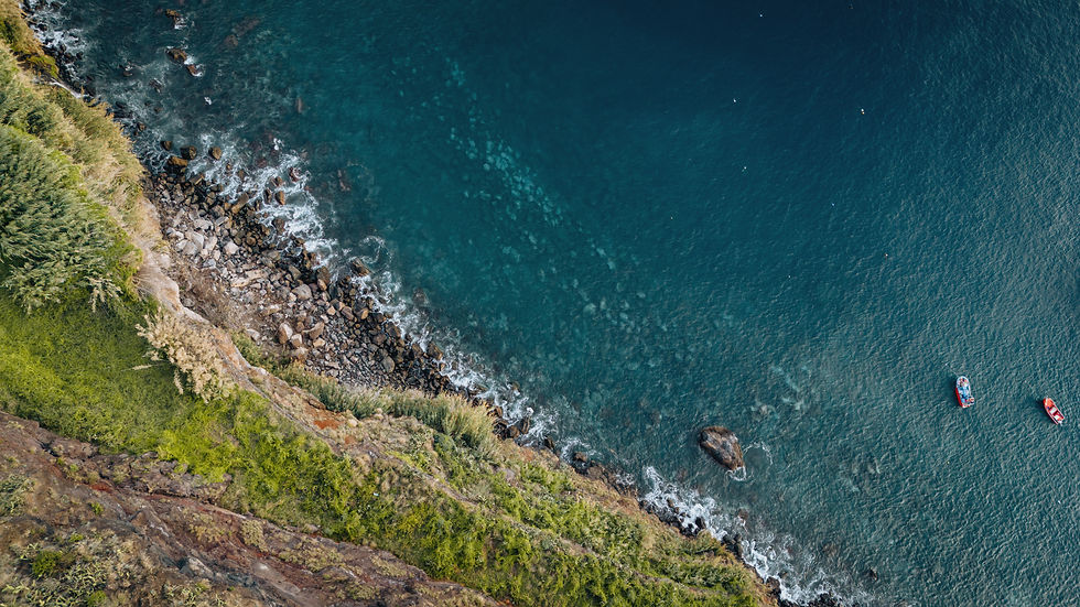 Blick von den Klippen auf Madeira durch den Glasboden
