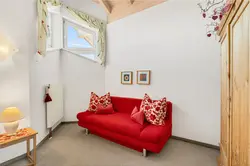rotes Sofa schräg