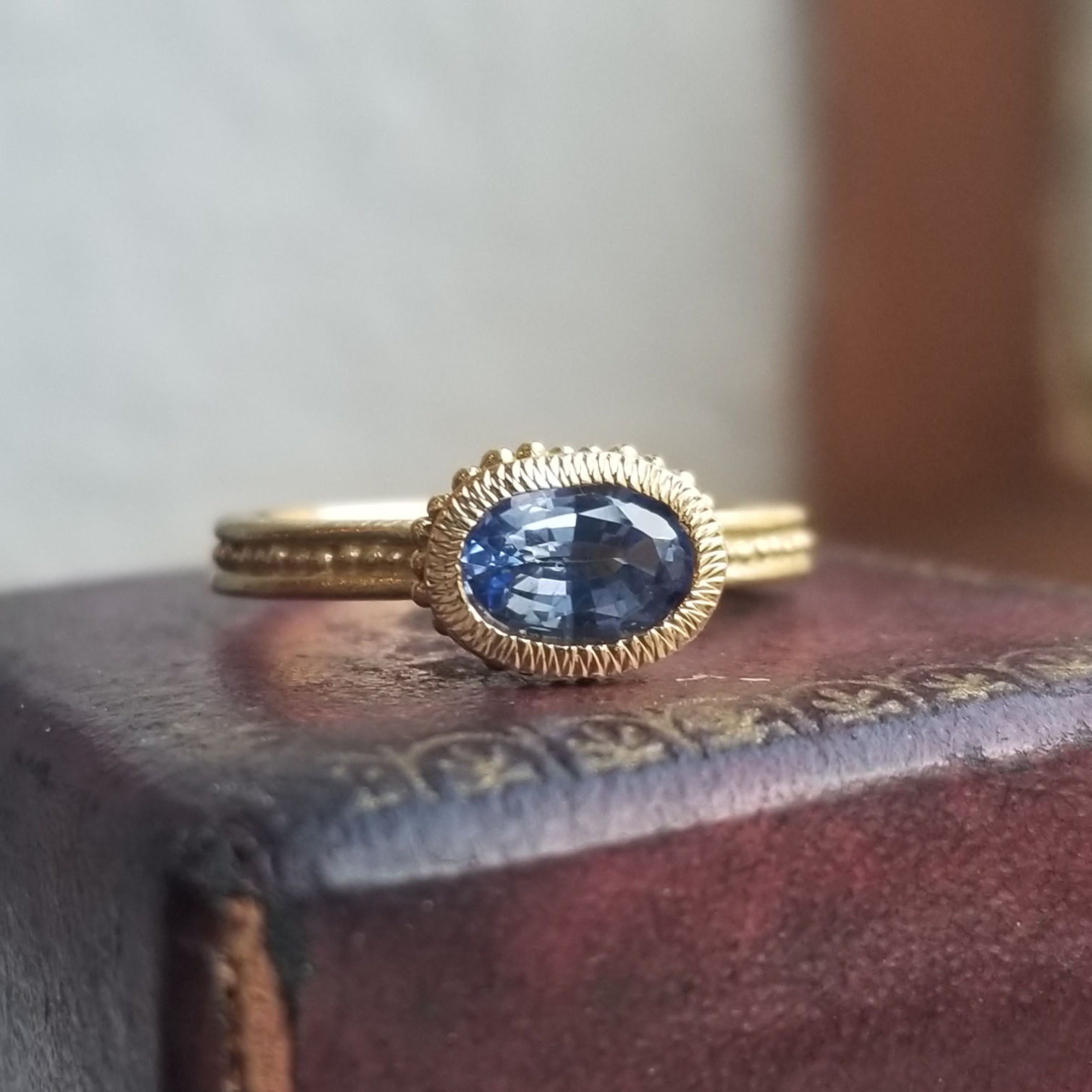 Bague Roma ovale saphir bleu 0,9 cts.