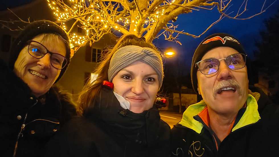Von links nach rechts, Esti, Natalie, Dani und am PC unterstützend Marco