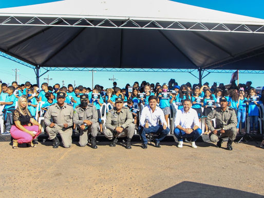 Alunos do projeto SegurArt fazem apresentação no Quartel da PM de Luziânia