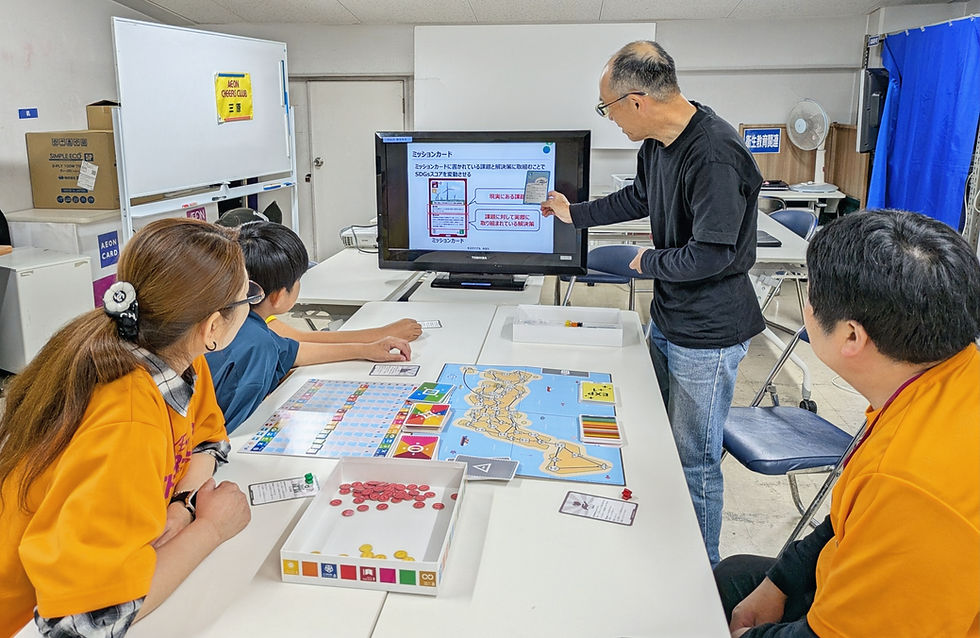 SDGsボードゲームの説明をきく参加者