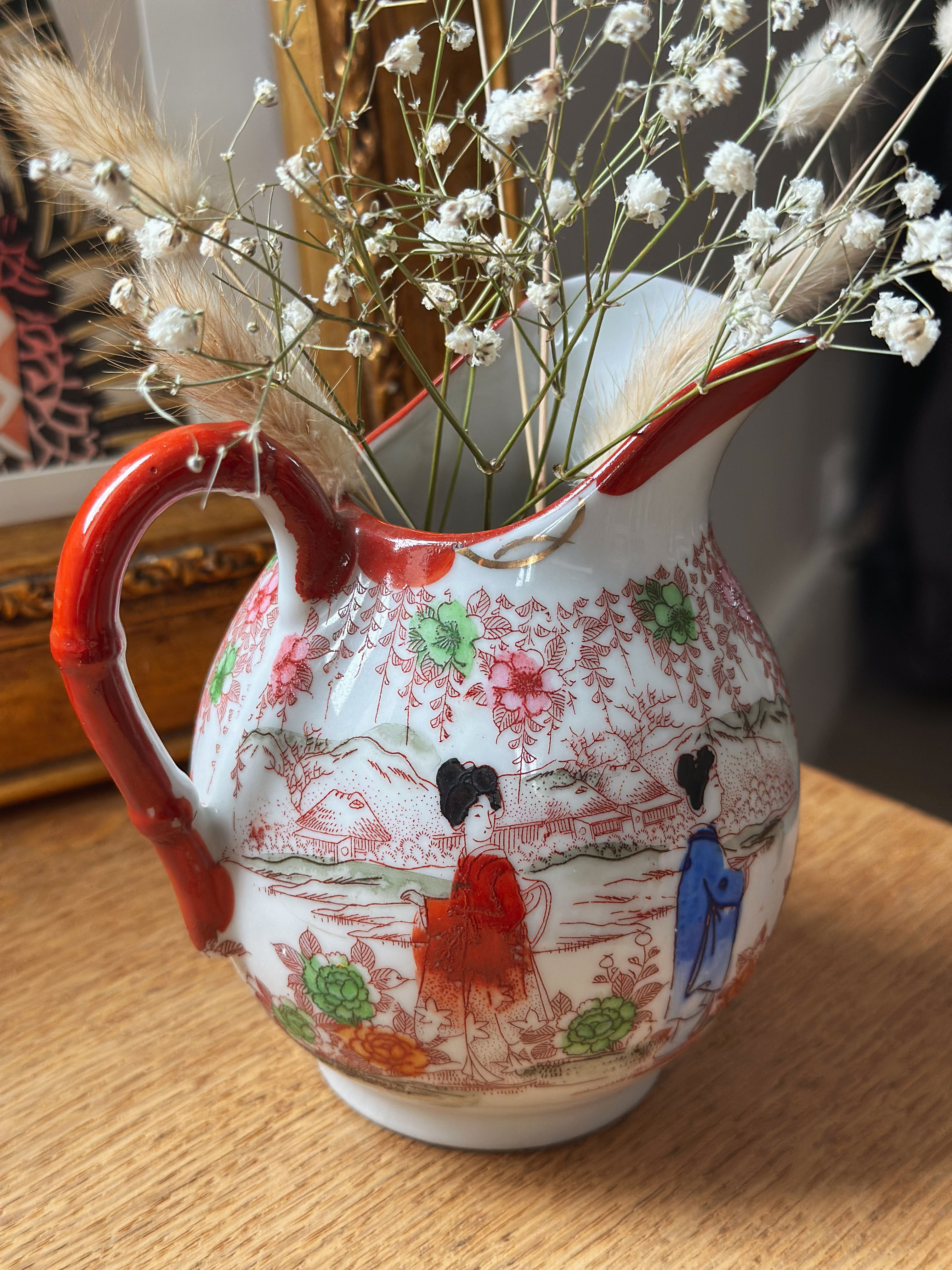 Pichet ancien en porcelaine