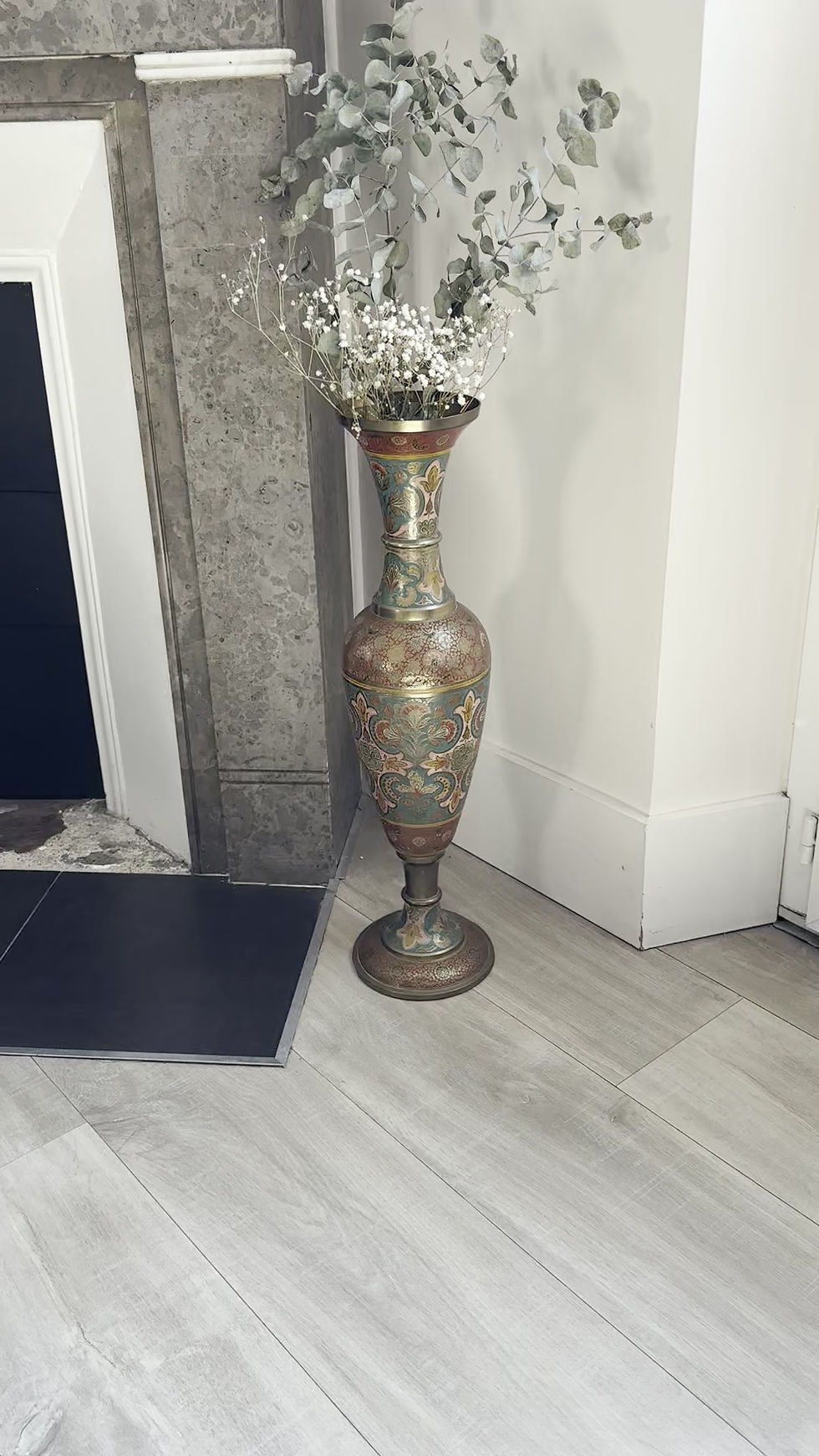 Miniature : Grand vase en laiton émaillé – décor floral et végétal