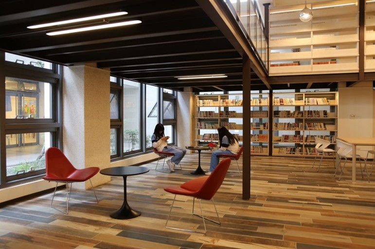 兩張紅色MYFLOWER椅搭配小桌子