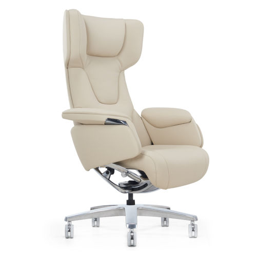 一張米白色高背皮革辦公椅,從45度角拍攝。