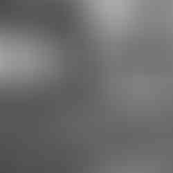 照片中有一棟宏偉的新古典主義建築,前景有一個噴水池,建築門口站著兩個人物,整體氣氛莊嚴。克蘭布魯克藝術學院,約1933 年。