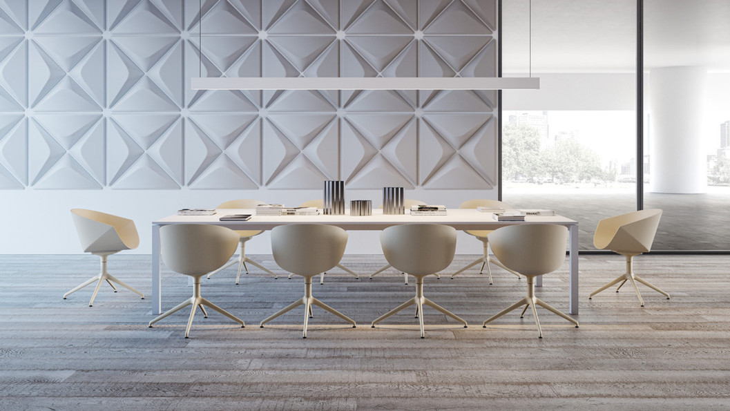現代會議室，長桌周圍環繞LEVANTE會客椅，桌上有書籍和裝飾物，背景是幾何圖案牆和大窗戶，明亮簡約。