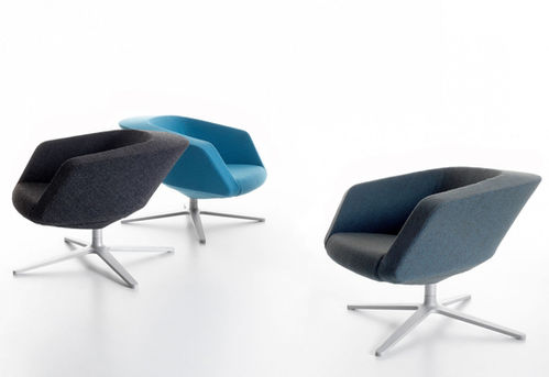 三張沙發椅不同顏色,搭配金屬十字腳