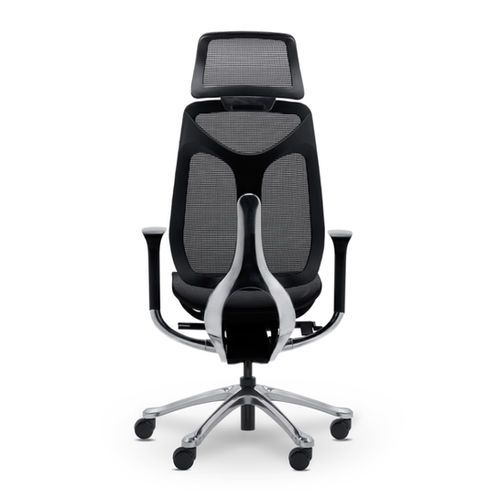 黑色高背辦公椅,椅背為網狀材質,附有頭枕和扶手,從背面拍攝。