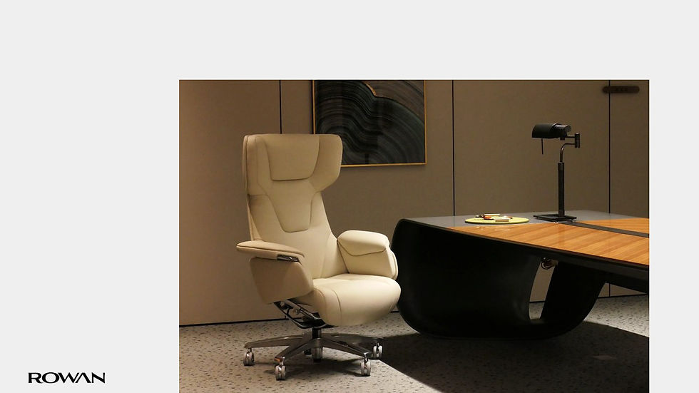 米白色辦公椅靠近深色桌子,桌上有黃色托盤和黑色檯燈。背景為現代牆畫,整體色調溫暖舒適,呈現時尚年輕的奢華風格。