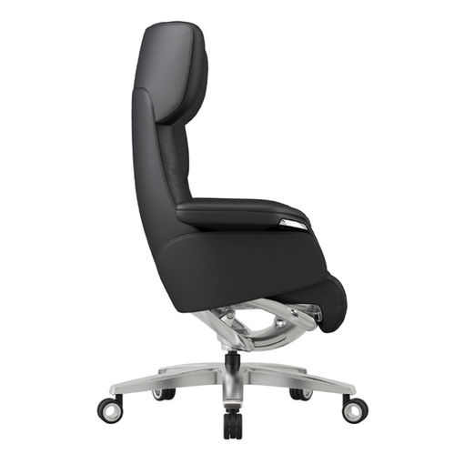 一張黑色高背皮革辦公椅,從側面拍攝。