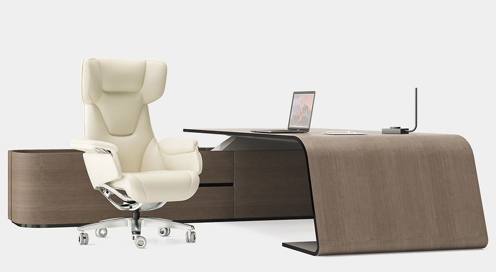 白色皮革主管椅,放置在深色彎曲木質辦公桌旁,桌上有一台打開的筆記型電腦和無線充電器,奢華質感。
