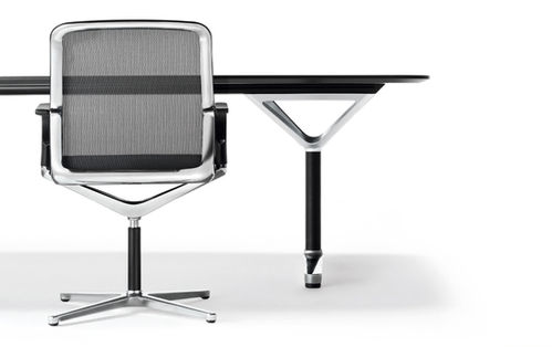 一張會議桌的一側桌腳，及一張金屬框黑色網布的椅子