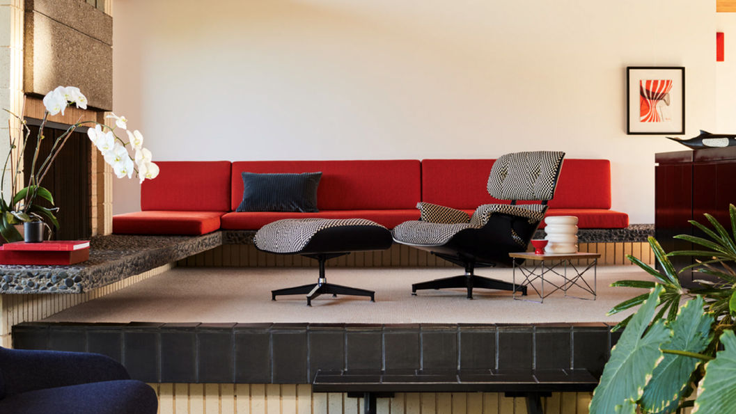 灰色內襯軟墊搭配外框木紋的沙發椅,搭配腳凳