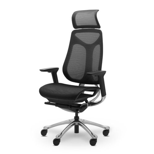 黑色高背辦公椅,椅背為網狀材質,附有頭枕和扶手,從45度角拍攝。