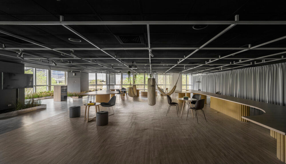 公共空間內放置幾張MYFLOWER椅