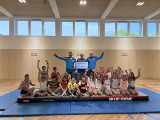 Ski-Team unterstützt Anschaffung einer Airtrack-Matte für Großraminger Schulen