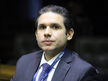 O Legado da Vergonha de Hugo Mota: Omissão e Teatralidade.