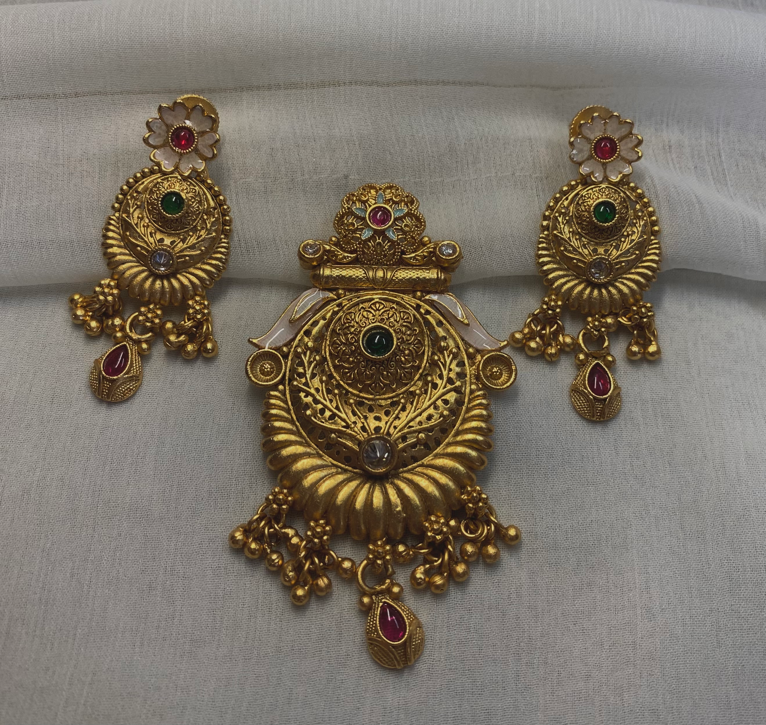 Heritage Bloom Pendant Set