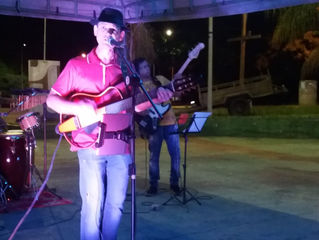 Multidão aplaude Luca Rodriguis na Praça.
Cantor promete novo CD para este ano