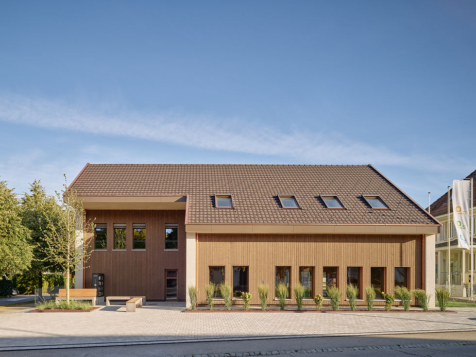 Modernes_Holzhaus_mit_Schindeln.jpg