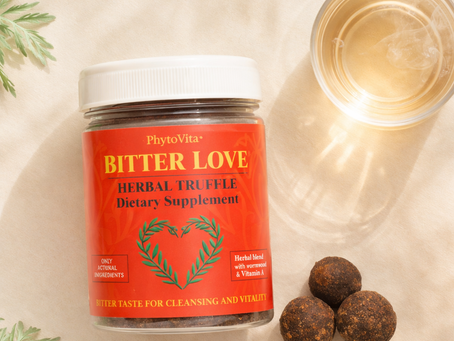 Cómo tomar Bitter Love: frasco sobre fondo claro con agua tibia y elementos minimalistas de rutina.