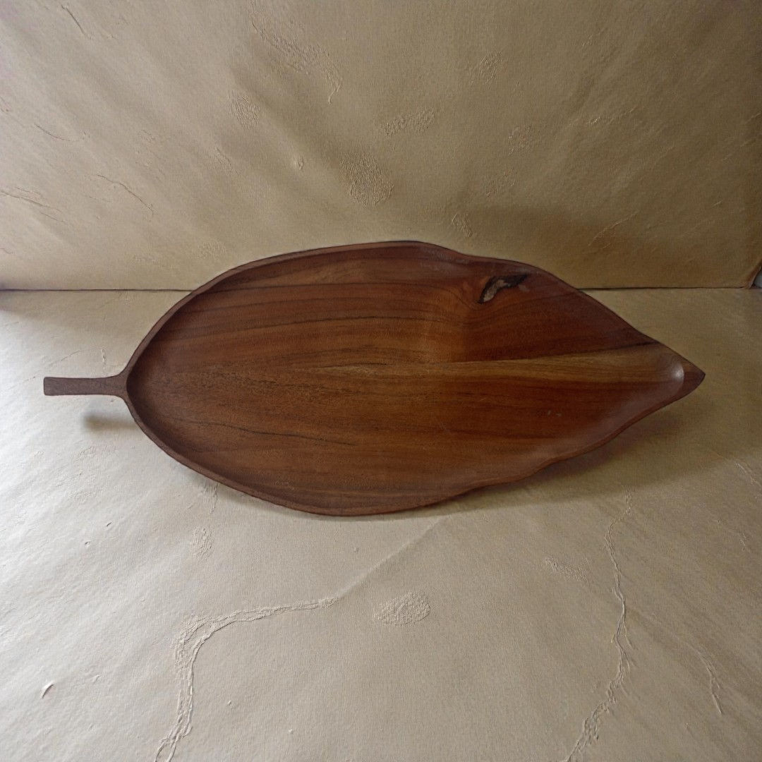 Wooden leaf-shaped serving Platter