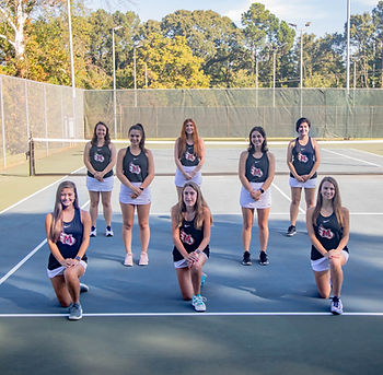 8 students pose on the tennis court