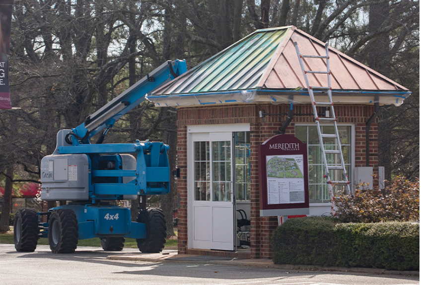 The guardhouse with a lift in front of it