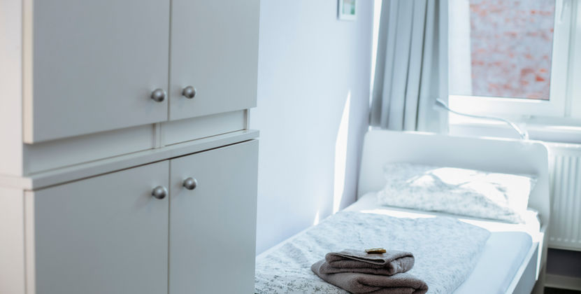 Einzelbett und Schrankwand in dem Zimmer "Hasenpott"