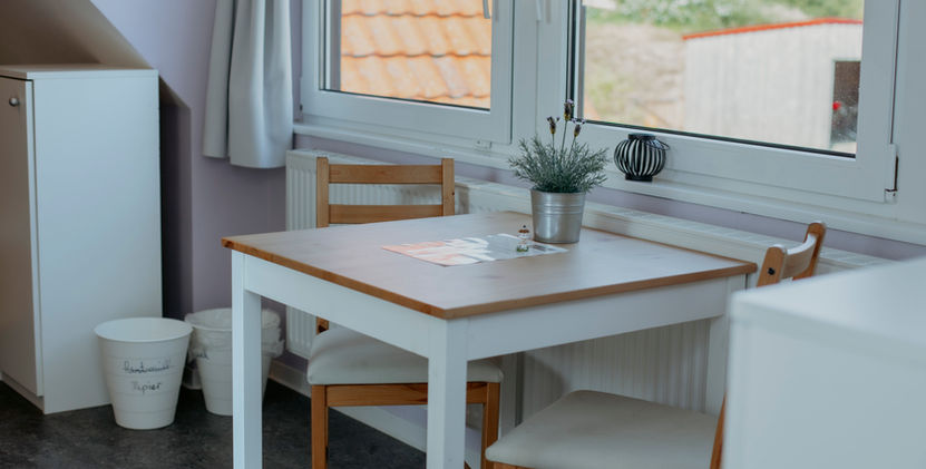 Tisch mit zwei Stühlen in dem Zimmer "Morgensonne"