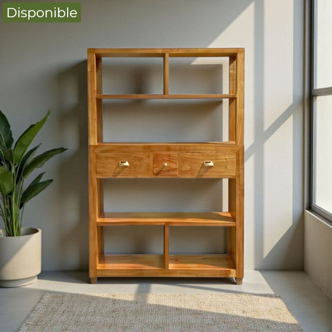 Librería modular de madera de mindi natural con estantes superiores e inferiores abiertos, tres cajones centrales con tiradores y luz natural de fondo junto a una planta decorativa