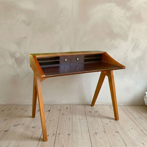 Mesa Escritorio secreter de madera con diseño vintage mid-century, patas inclinadas y organizador superior con dos cajones pequeños y estantes a medida