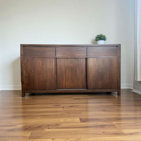 aparador de madera maciza estilo rustico con 3 puertas correderas más 3 cajones.