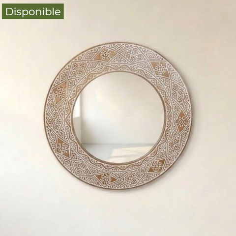Espejo redondo de madera decorado con talla balinesa blanqueada.
