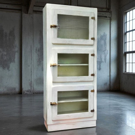 Vitrina rústica de madera blanca decapada 'Batu', mueble alto con puertas de cristal y tiradores metálicos, estilo vintage