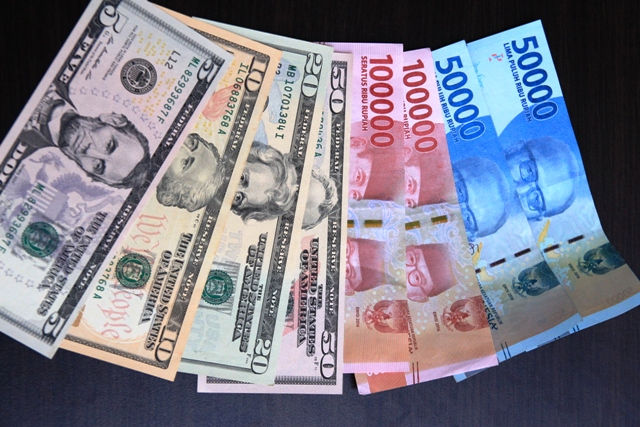 Solid Gold | Rupiah Senin Pagi Melemah 100 Poin ke Rp14.330/USD