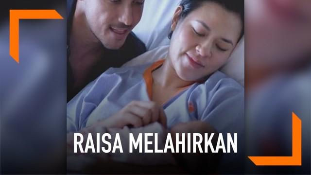 PT Solid Gold | Potret Perdana Hamish Daud dan Raisa Gendong Putrinya, Bikin Penasaran