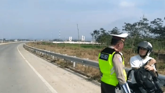 Solid Gold Berjangka | bule ini `nyasar` naik motor masuk tol
