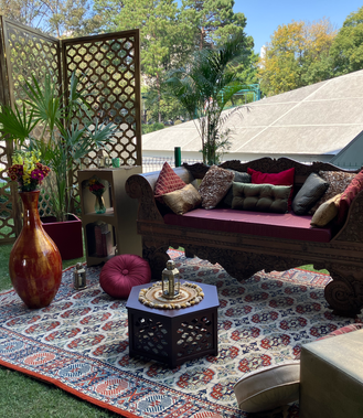 Dirección de arte, decoración y producción escenográfica.